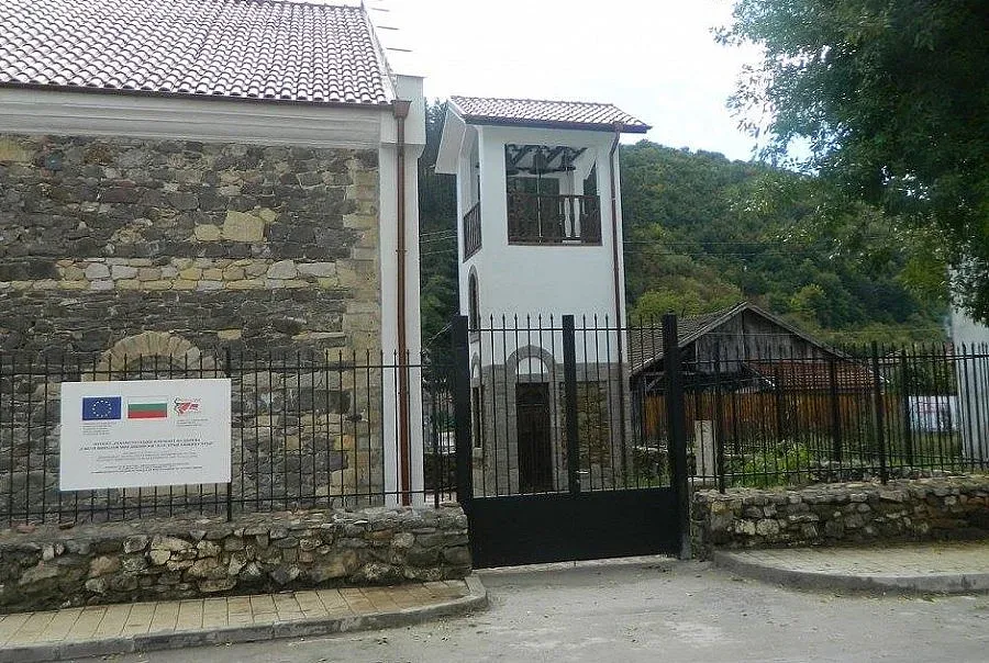 Двама владици на богослужба в Трън