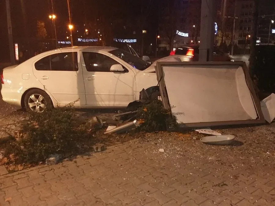 Кола се заби в стълб в центъра на София