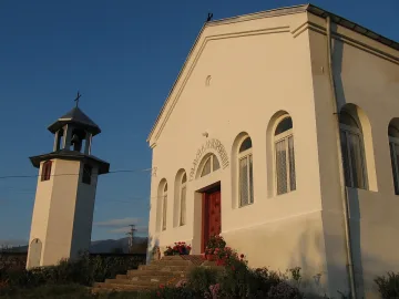 Църквата край  с. Стоб пази  младоженците и пчелите