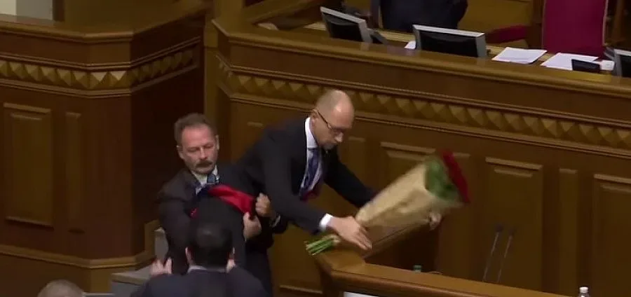 Масов бой в украинския парламент (ВИДЕО)