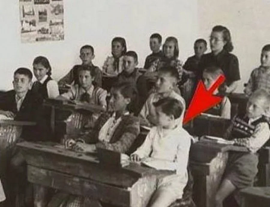 Отговорът: Ученолюбивото момиченце е...