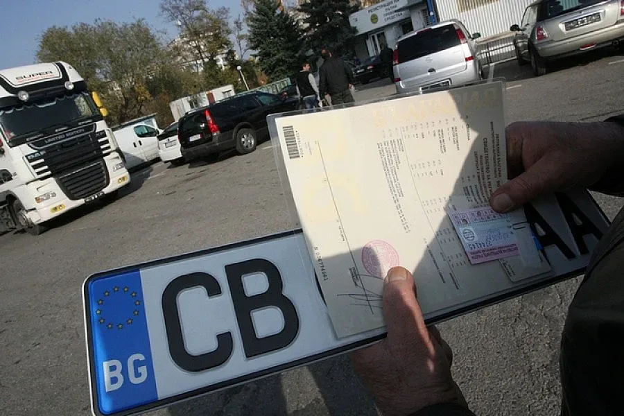 Кризата с регистрационните табели продължава