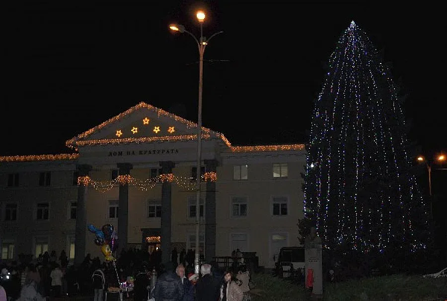 Кметът Хасан Азис и децата на Кърджали запалиха 24-метровата коледна елха