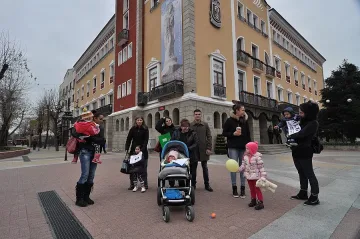 Общински съветник поведе протеста на майките в Хасково
