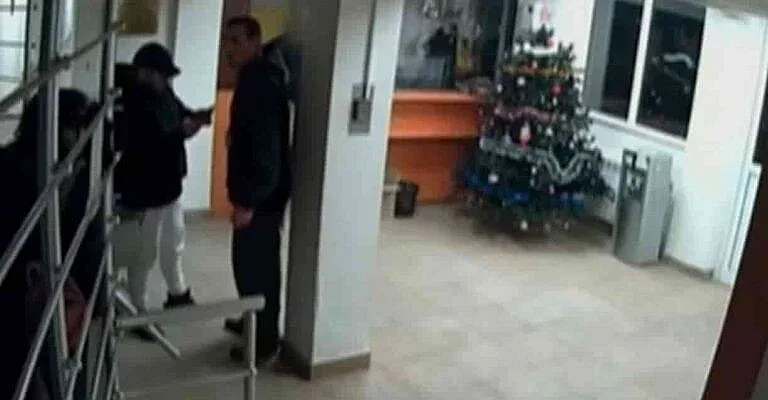 Брутални сцени! Ето как е пребит охранителят в Спешното в София /ВИДЕО/