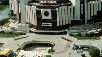 Общината глобява  за ремонта около НДК