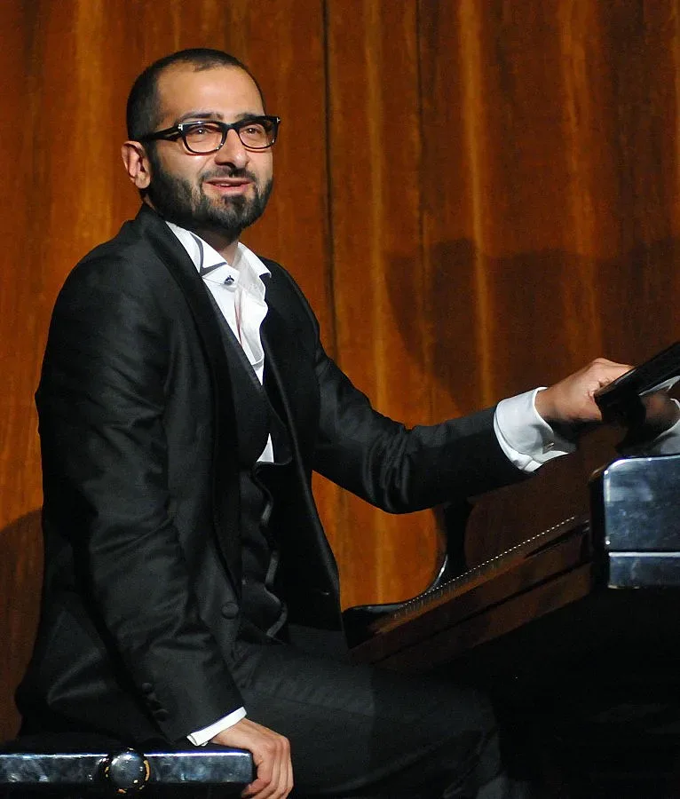 Аплодисменти и цветя за Живко Петров