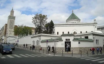 Скандално! Свински глави пред джамии във Франция