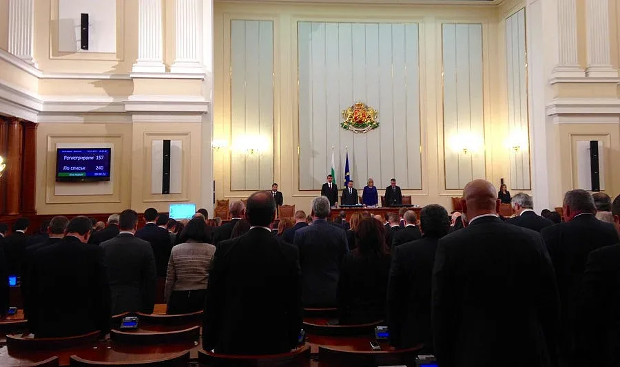 Последно сбогом на Димитър Попов, парламентът отдаде почит