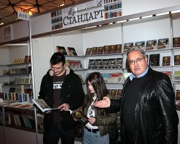 Властта на опашка пред Антон Дончев за автограф 