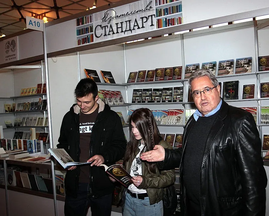 Властта на опашка пред Антон Дончев за автограф 