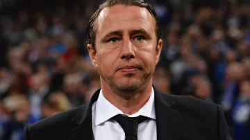 Жената дърпа Реге към Щатите