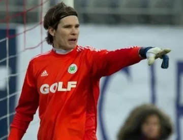 Глобяват вратар за изваден чим