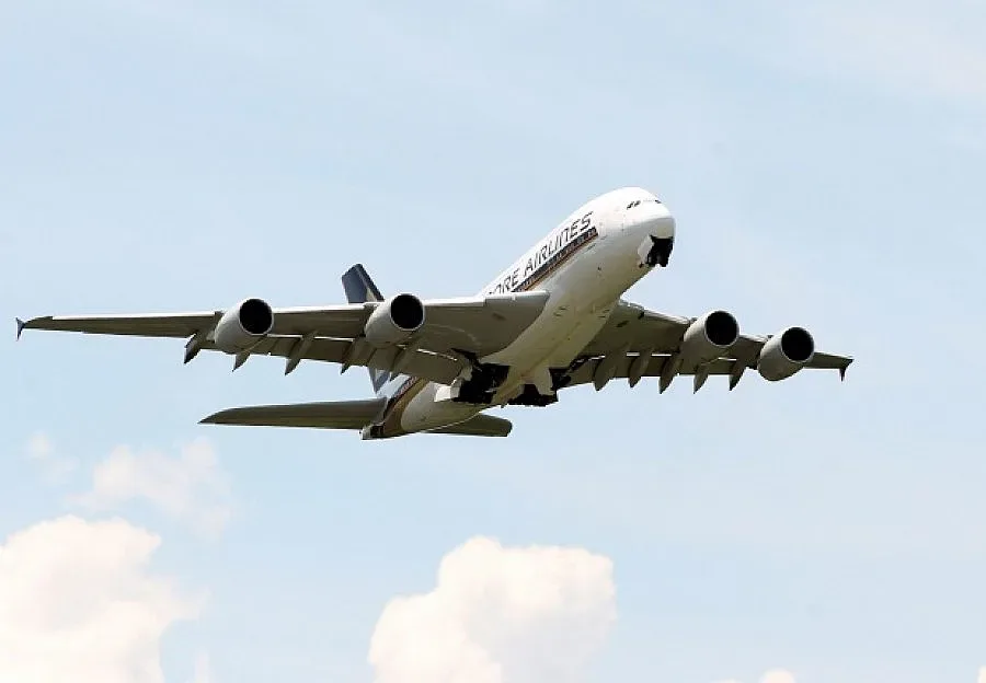 Самолет кацна извънредно в Канада заради бомбена заплаха