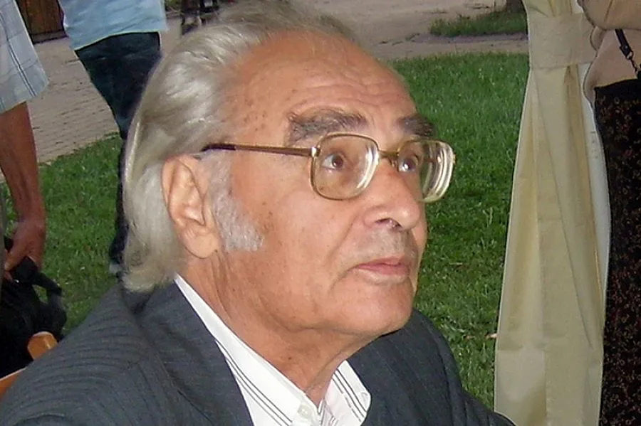 Антон Дончев раздава автографи в НДК