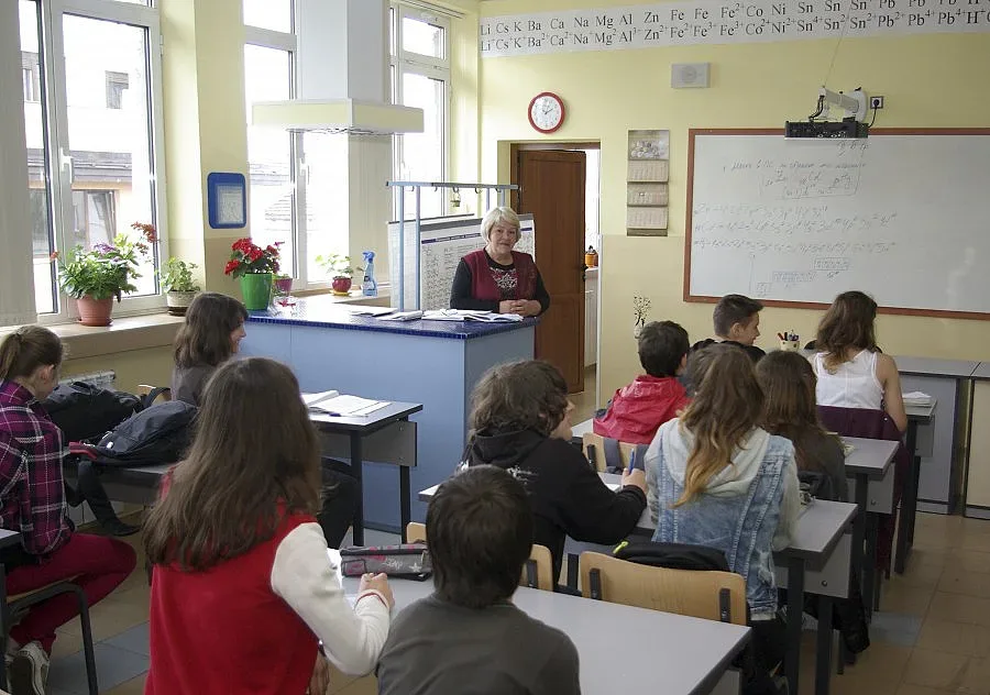 Учителите по-малко с 10 000 за 6 години