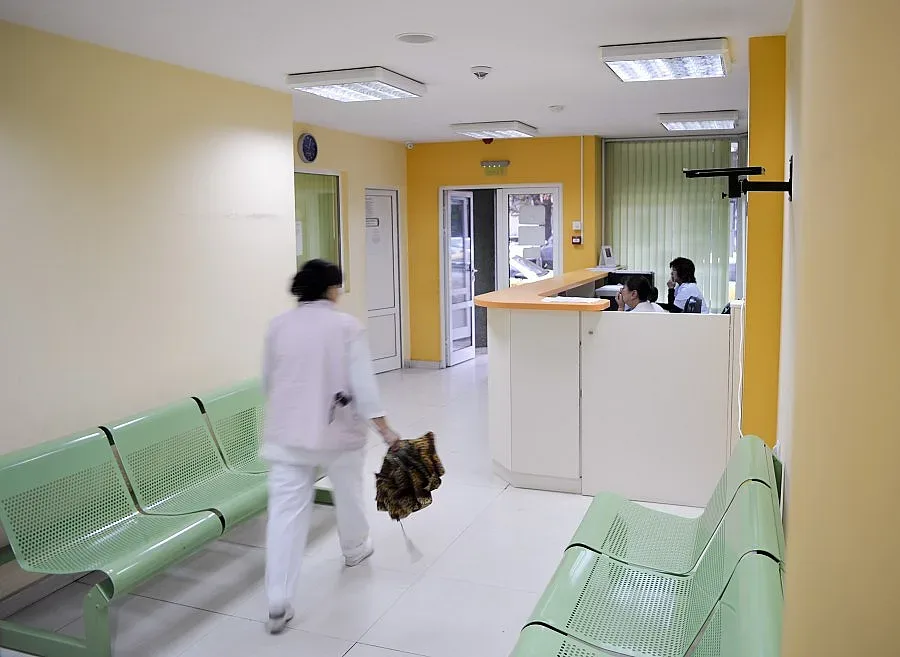 Лекари и сестри масово дежурят по 24 часа  