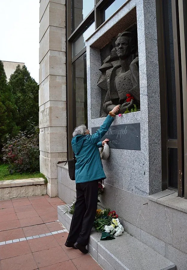 С цветя отрупаха барелефа на Вапцаров в Благоевград