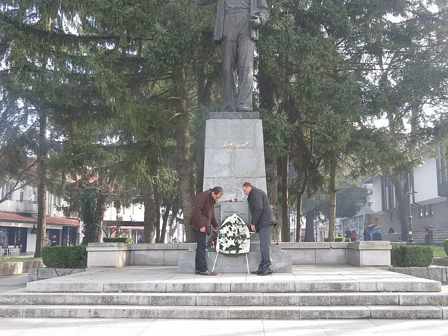 Банскалии се поклониха пред делото на Вапцаров