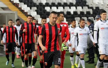 Камбуров с уникално тъп червен картон (ВИДЕО)