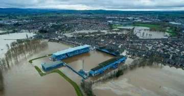 Футболисти чистят къщи след природно бедствие