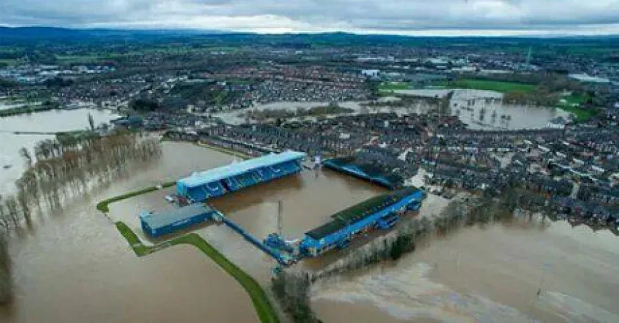 Футболисти чистят къщи след природно бедствие