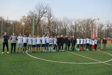 Първа английска победи сборен тим бежанци с 5:3