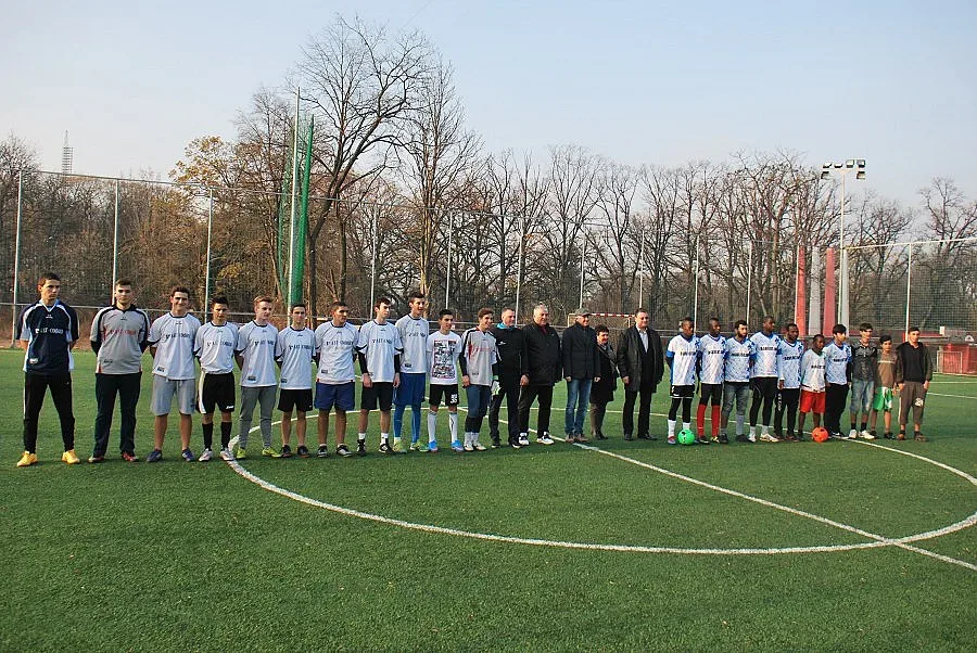 Първа английска победи сборен тим бежанци с 5:3