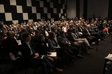 Лукарски: Данък "вредни храни" е вреден за бизнеса