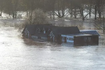 Хиляди евакуирани след потопа в Англия
