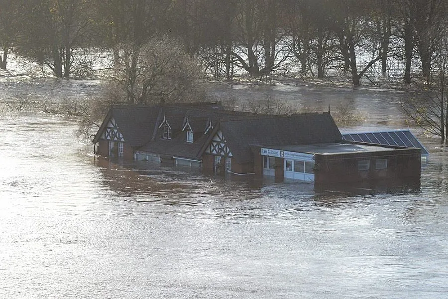 Хиляди евакуирани след потопа в Англия