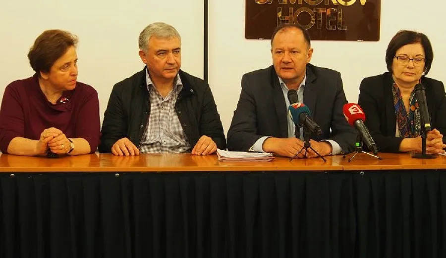 Забавачка на половин цена в червените общини