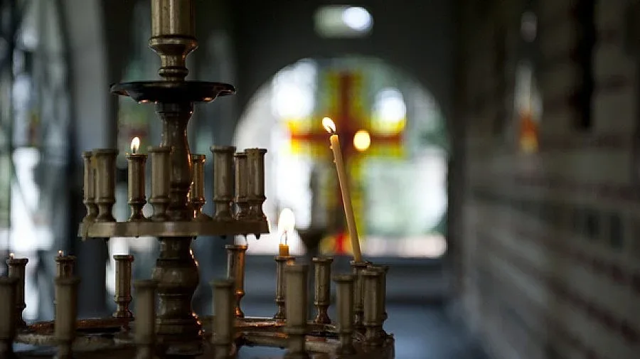 Поп изскочи от храм с пистолет срещу майка