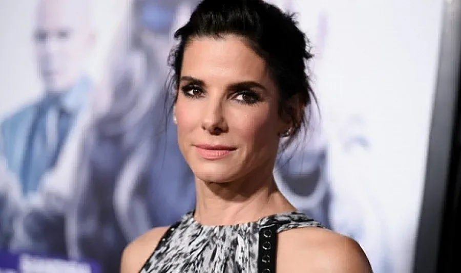 Сандра Бълок осинови момиченце