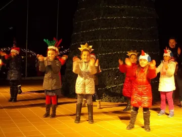 Пожарникари доведоха Дядо Коледа в Добрич