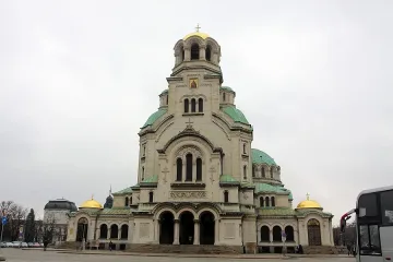 Синодът стряска съда с камбани и молебен