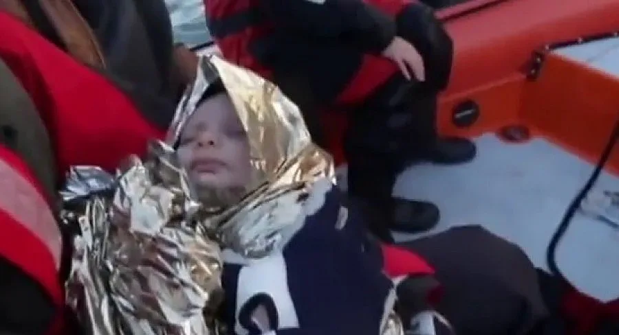 Спасиха новородено от потъваща лодка с мигранти (ВИДЕО)