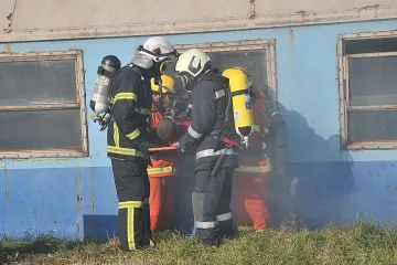 Доброволци спасиха пътници от горящ влак