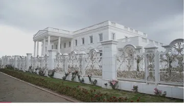 Кюрдски богаташ си построи копие на Белия дом (ВИДЕО)