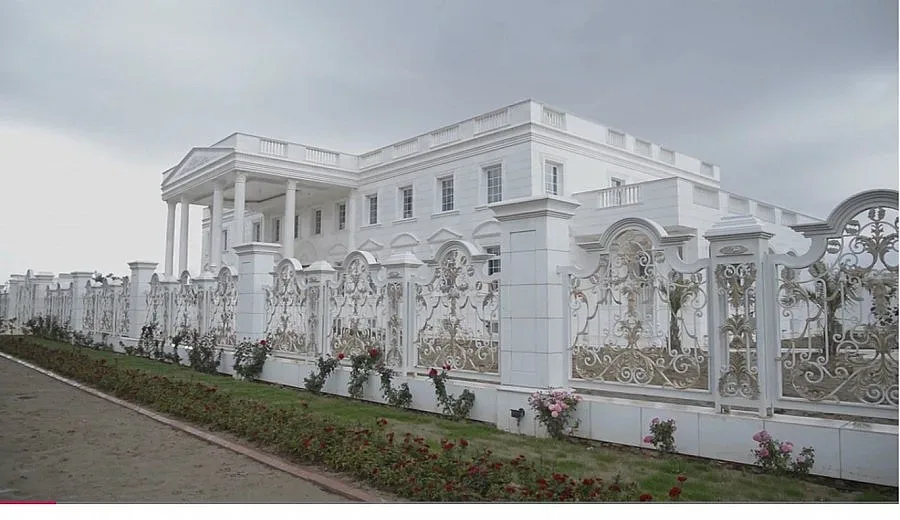 Кюрдски богаташ си построи копие на Белия дом (ВИДЕО)