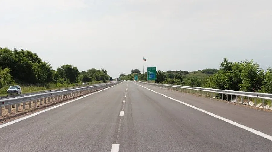 Камион се обърна на "Тракия"