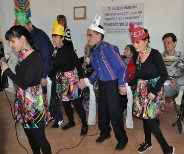 Хора с увреждания с постановка „Сливи за смет"