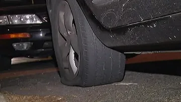 Новозагорци освобождават напрежението, режейки гуми на коли