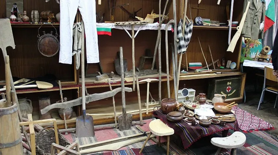 Подредиха в изложба историята на 90-годишна гимназия