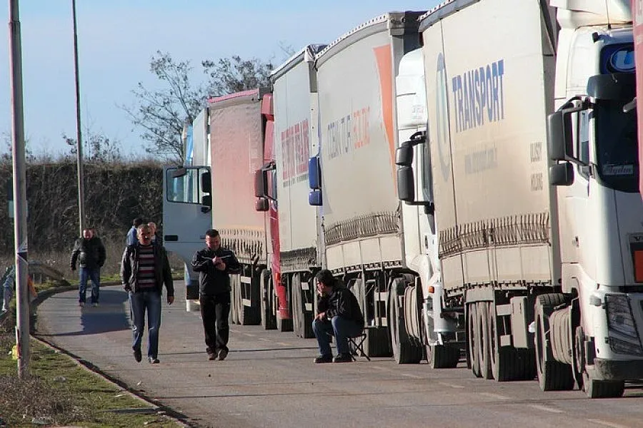 Трети ден опашки от камиони на Дунав мост