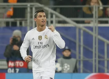 Роналдо пак шашна, взе си еднакви коли