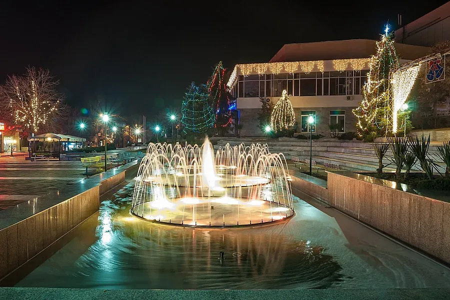 Ден след Никулден Сандански светва за Коледа