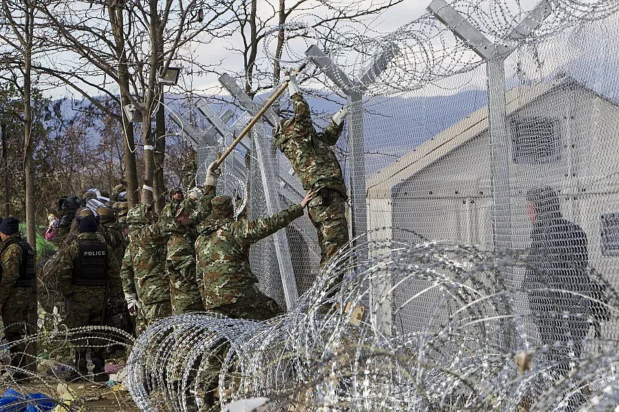 Сълзотворен газ за мигранти в Македония