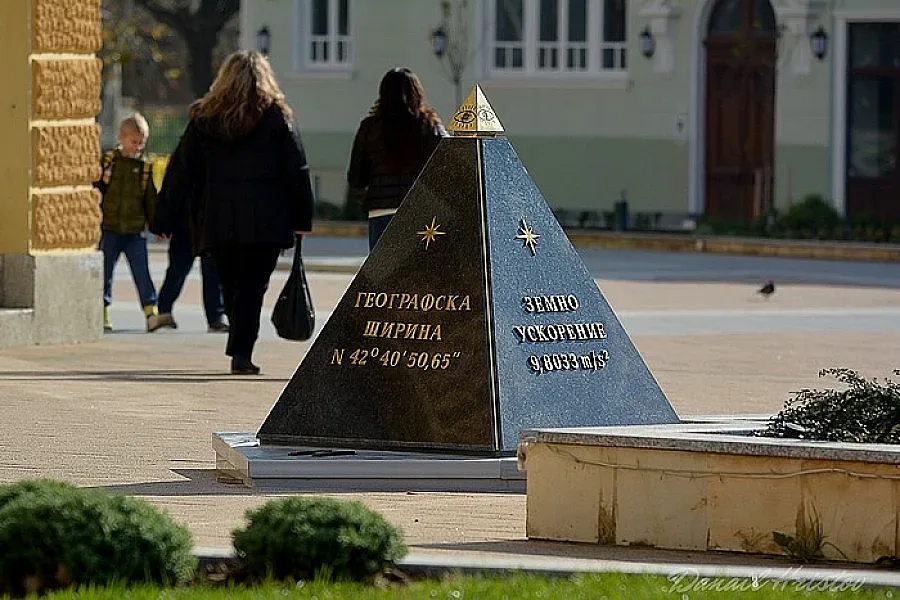 Пирамидата до община Сливен е законна