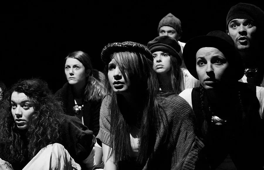 Студенти играят за болно момиче